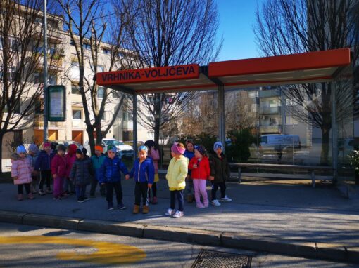 Avtobus nas pelje…